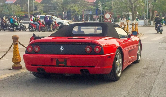 Quá tuổi về Việt Nam nhưng chiếc siêu xe cổ Ferrari F355 Spider vẫn có mặt trên đường phố Hải Phòng