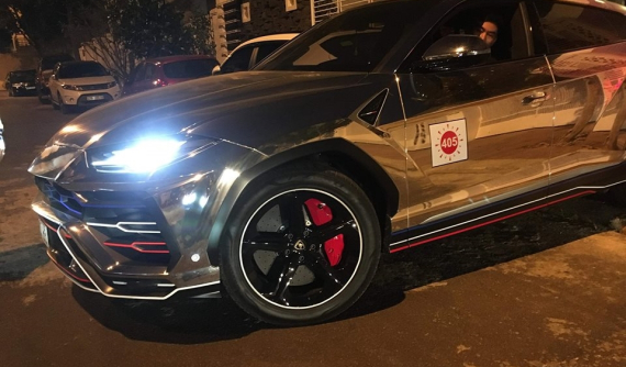 Minh "Nhựa" thay áo crôm đen cực chất cho siêu SUV Lamborghini Urus chuẩn bị "ăn tết"
