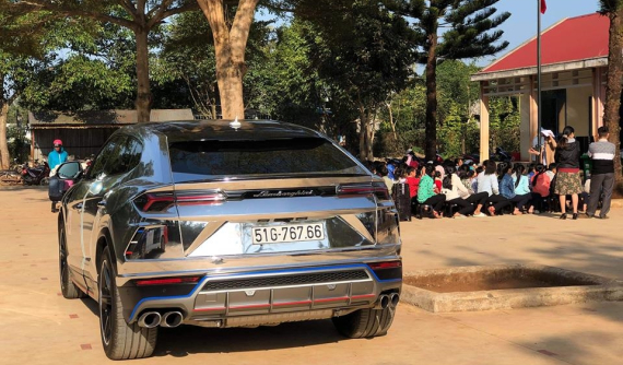 Minh "Nhựa" cầm lái Lamborghini Urus về huyện nghèo Krông Ana trao quà tết