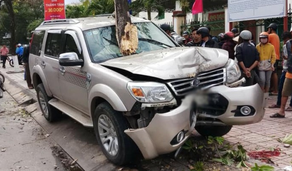 Ô tô điên mất lái hạ gục hai mẹ con ở bến xe bus tại Quảng Nam