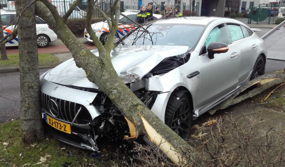 Mercedes-AMG GT 4-Door Coupe "hạ gục" một thân cây khiến túi khí phủ kín cửa sổ