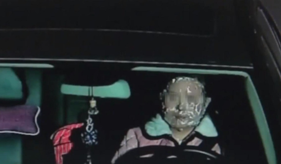 Tiếc gần 350.000 đồng, nữ tài xế vừa lái xe Mercedes-Benz vừa đắp mặt nạ