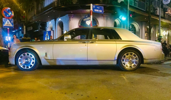 Cặp đôi siêu xe và xe siêu sang "hàng thửa" thả dáng cùng nhau trên phố Hàng Bài tại Hà Nội