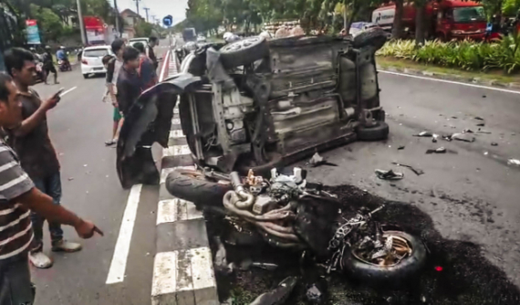 Honda CBR1000RR đâm lật xe ô tô, biker chạy mô tô tử vong tại chỗ