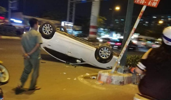 Chồng say rượu đâm lật Mazda6 tại Sài Gòn, vợ lên mạng mắng bạn chồng không tiếc lời