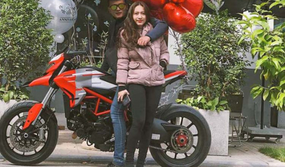 "Vợ nhà người ta" tặng xe mô tô Ducati Hypermotard 939 cho chồng nhân kỷ niệm 2 năm ngày cưới
