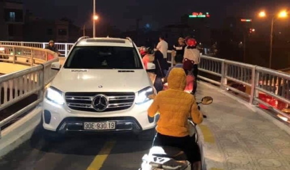 Chạy ngược chiều trên cầu vượt dành cho xe máy, tài xế Mercedes-Benz GLS bị tước bằng lái
