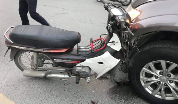 Nghi say rượu, người lái xe máy đi ngược chiều ô tô trên cầu vượt Nguyễn Chí Thanh