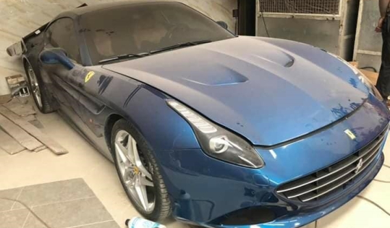 Tết Kỷ Hợi đã cận kề nhưng thật sự đau xót khi bắt gặp siêu xe Ferrari California T phủ bụi dày đặc tại Hải Phòng