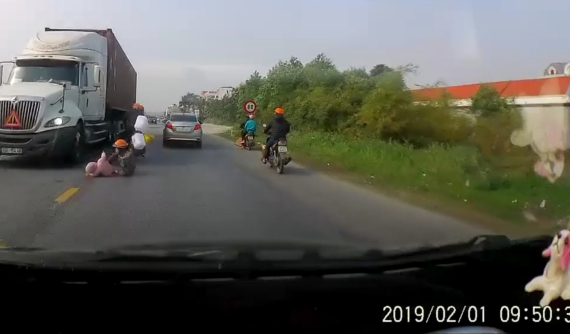 Hai mẹ con thoát chết trong gang tấc dưới gầm xe container sau khi va chạm với Toyota Vios chạy ẩu