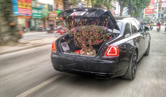 Cuối năm, Rolls-Royce Ghost Black Badge độc nhất Việt Nam làm xe chở đào cho đại gia Hà Nội