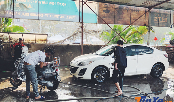 Đến hẹn lại lên, giá rửa xe cuối năm lại tăng gấp đôi