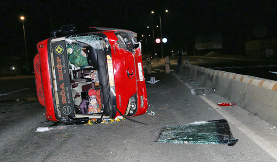 Xe chở khách về quê ăn Tết bị lật trên quốc lộ, 20 người nhập viện