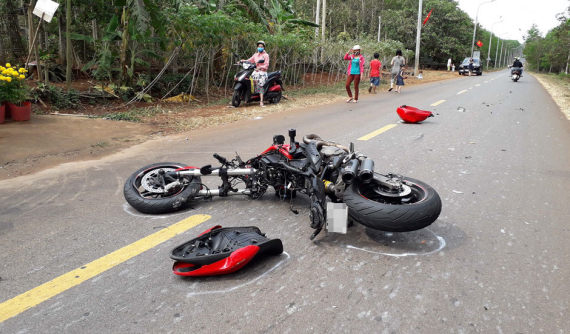 Đồng Nai: Thanh niên điều khiển Ducati Monster 821 húc vào đuôi xe container ở vận tốc 130 km/h