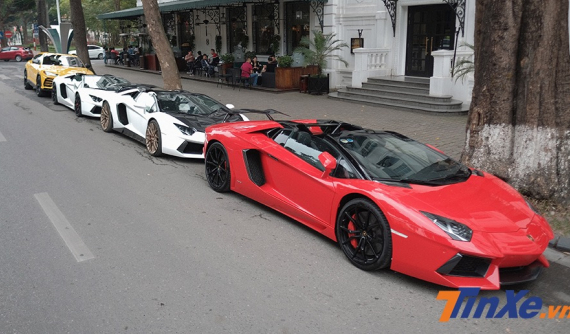 Dàn siêu xe Lamborghini hội tụ và khoe dáng trong nắng Hà Thành chiều 30 Tết
