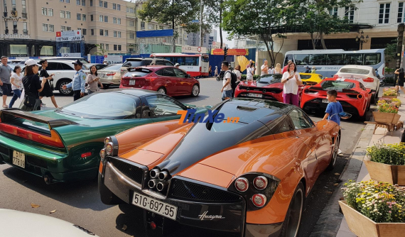 Ngày đầu tiên Tết Kỷ Hợi cùng nghe dàn siêu xe gần 200 tỷ đồng "nã pháo" trên đường phố Sài thành