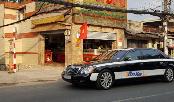Xe siêu sang Maybach 62S tông màu trắng-đen của một doanh nhân kín tiếng ở Thủ Đức