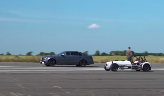 Mercedes-AMG E63 S đấu "siêu xe" ZX-10R kép: Ai là kẻ chiến thắng cuối cùng