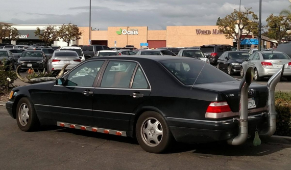 Bật cười trước vẻ xấu xí của chiếc Mercedes S-Class có gắn sừng bò và ống xả khổng lồ