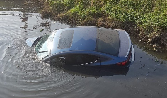 Hà Nội: Mazda3 cắm đầu xuống sông trong ngày mùng 1 Tết