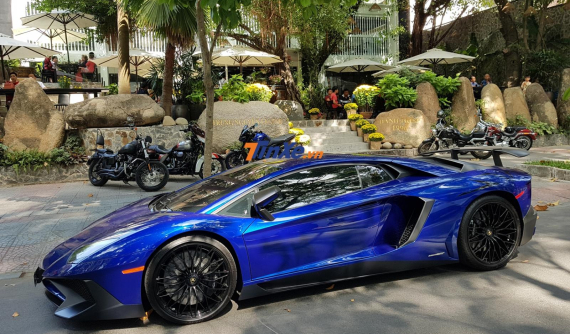 Mùng 2 Tết, siêu xe Lamborghini Aventador LP750-4 SV từng của Minh "Nhựa" lẻ loi xuất hiện tại cà phê Trung Nguyên