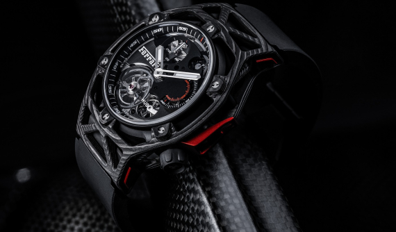 Carbon – Vật liệu siêu nhẹ, siêu bền của siêu xe cũng được ứng dụng trên những chiếc đồng hồ