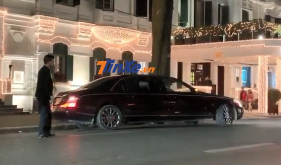 Với chiều dài gần 6,2 m, việc đỗ xe của Maybach 62S trên lòng đường Hà Nội không hề đơn giản