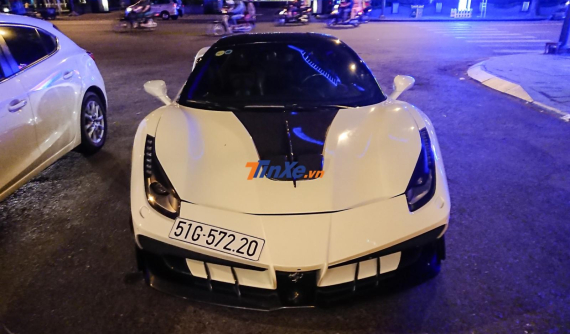 Mùng 3 Tết Kỷ Hợi, Ferrari 488 GTB Misha Designs độc nhất Việt Nam xuất hiện ở nhà hàng của Phan Thành