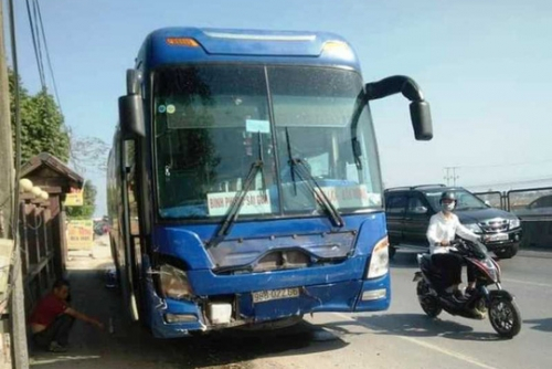 Thanh Hóa: Xe khách đâm xe 7 chỗ, 3 người tử vong