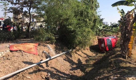 Hà Nội: Đứng đợi xe buýt trên vỉa hè, 2 ông thông gia bị ô tô Mitsubishi Attrage tông tử vong