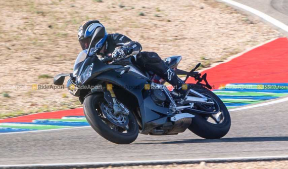 Sport bike hạng trung Triumph Daytona 765 thế hệ mới lộ thiết kế và trang bị cao cấp