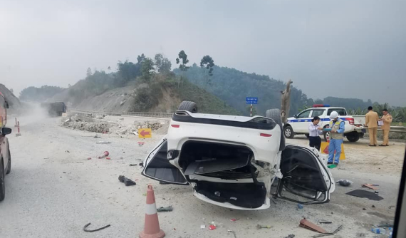 Đâm vào gờ chắn trên cao tốc Nội Bài - Lào Cai, Mazda6 lật ngửa vào lúc sáng sớm