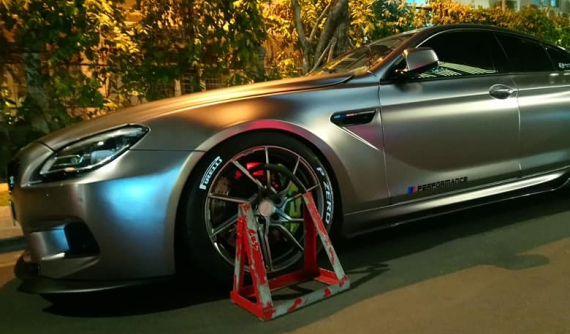 Sài Gòn: Vui chơi ngày Tết, BMW 6-Series độ bị bảo vệ khoá bánh 1 bên tài vì đỗ xe sai