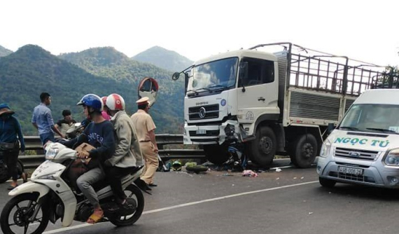 Chạy lấn làn, "phượt thủ" đi Honda Winner 150 lao vào đầu xe tải
