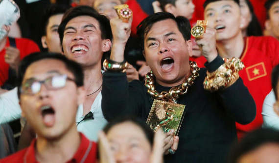 Đại gia đeo 13 kg vàng nổi tiếng Sài Thành "tậu" 3 chiếc xe phân khối lớn dát vàng trị giá gần 10 tỷ đồng