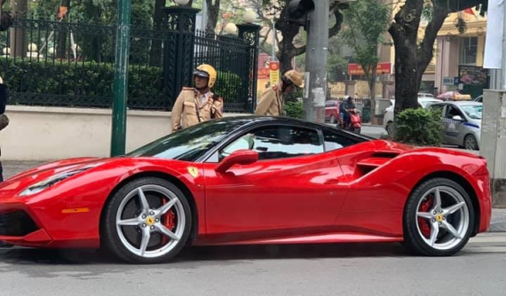 Siêu xe Ferrari 488 GTB màu đỏ bị cảnh sát "tuýt còi", hàng chục người dân nháo nhác đứng xem