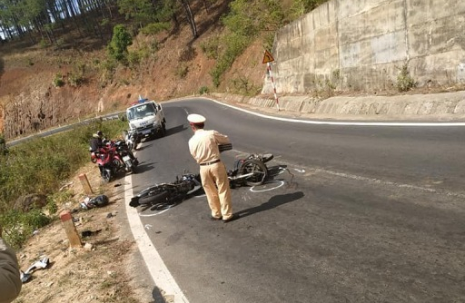 Thể hiện ôm cua tốc độ cao, thanh niên điều khiển Honda Winner 150 mất lái đâm vào xe máy khác