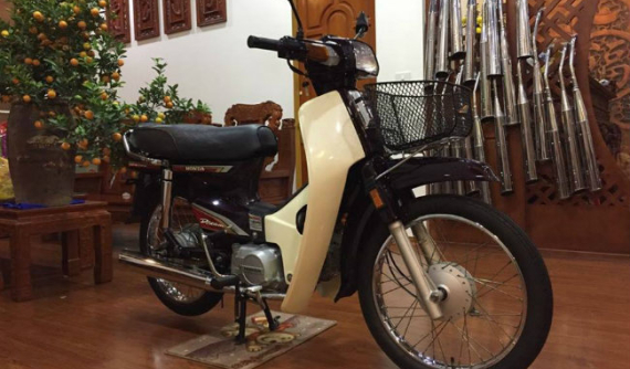 Chiêm ngưỡng Honda Dream Thái đời 2002 mới chạy 31 km trị giá 8 cây vàng tại Hà Nội