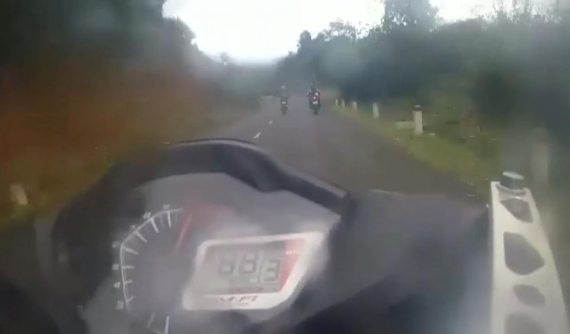 Lại một thanh niên ôm cua Honda Winner 150 ở tốc độ cao bị lao xuống vực