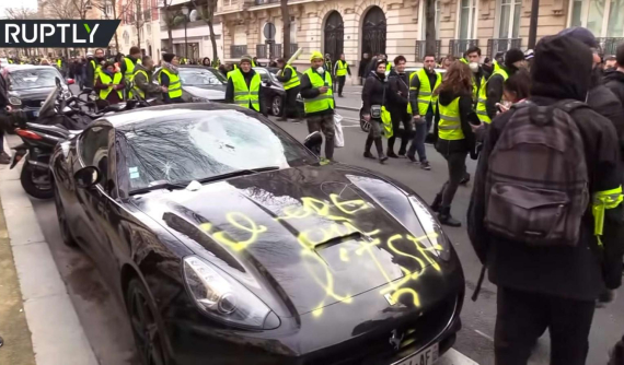 Cặp đôi Porsche và siêu xe Ferrari bị "áo gile vàng" đập phá trên đường phố Paris