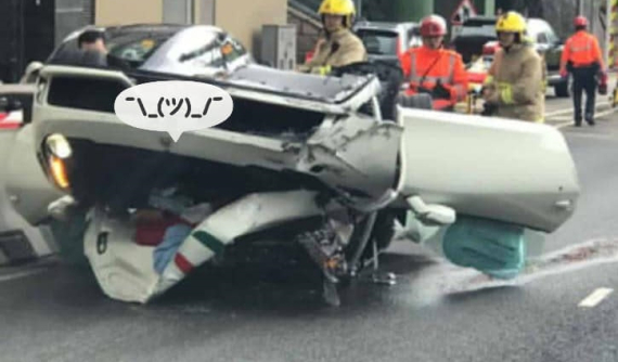 Siêu xe Ferrari 458 Speciale "ngửa bụng" sau tai nạn trên đường phố Hồng Kông