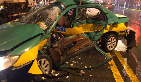 Đâm nát xe taxi, thanh niên lái Bentley Continental "bỏ của chạy lấy người"