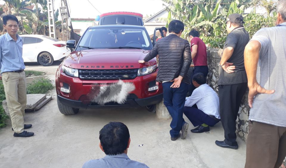 Range Rover Evoque rụng bánh, nứt mâm do người điều khiển xe thiếu quan sát khi vào đường làng