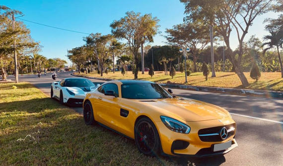 Cặp đôi siêu xe hàng hiếm của doanh nhân Sài thành tranh thủ du Xuân đầu năm Kỷ Hợi đến Vũng Tàu