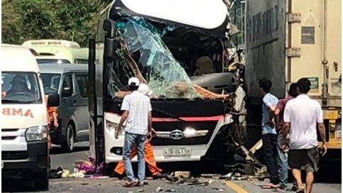 Container đối đầu xe khách trước hầm Hải Vân, nhiều người thương vong