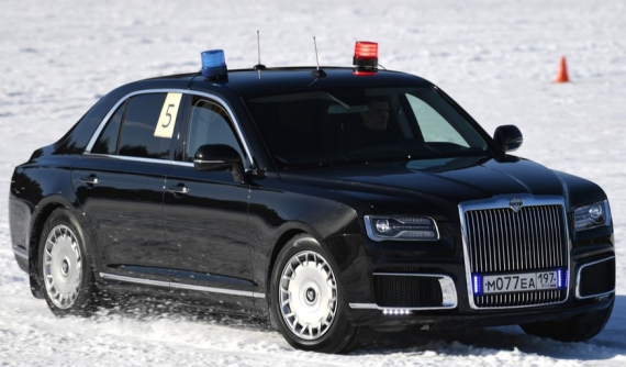 Xem cảnh Aurus Senat - xe chuyên chở Tổng thống Nga Vladimir Putin - drift trên cánh đồng tuyết