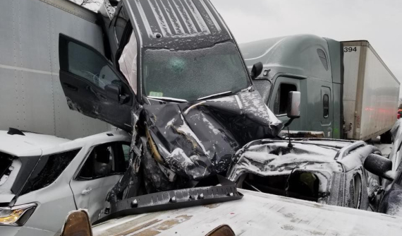 Tai nạn liên hoàn của 47 chiếc ô tô tại Mỹ khiến nhiều người chứng kiến thót tim