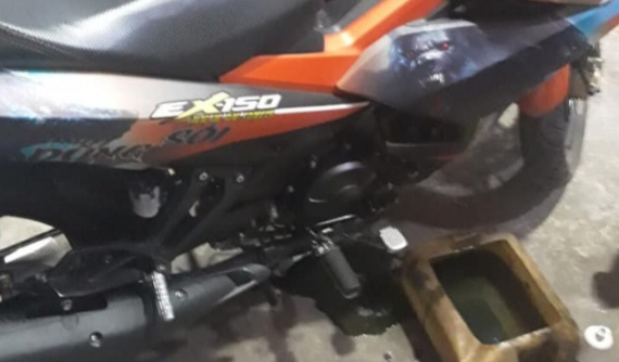 Lần đầu tự thay nhớt, thanh niên đi Exciter 150 dùng nước mát thay cho dầu máy