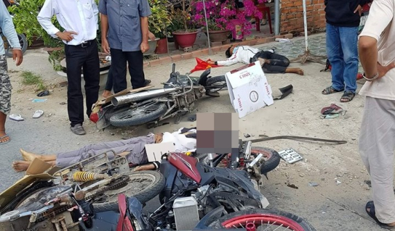 Long An: Hàng loạt xe máy bị xe tải đâm khiến 6 người thương vong trong lễ hội Làm Chay rước cô hồn