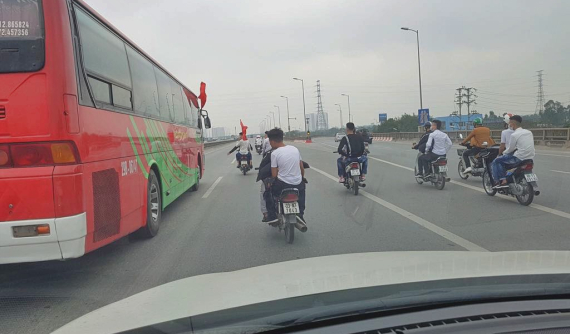 Hàng chục xe máy bất chấp, lao lên đường vành đai 3 vào sáng 20/2 để tiễn bạn đi lính